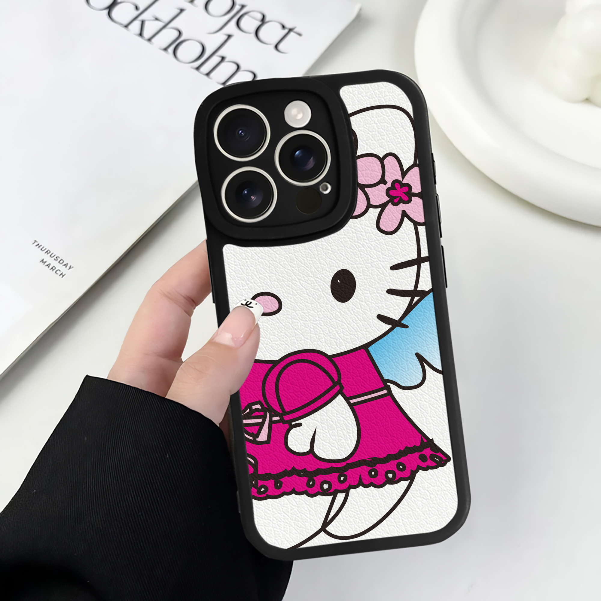 （画像用） Hello Kitty ハローキティ 【iPhone 16シリーズ対応】シリコンスマホケース（レザー調） 材質：シリコン